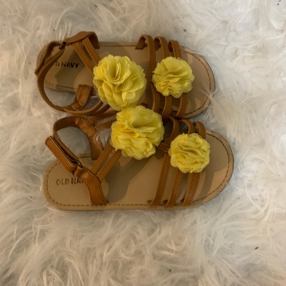 Sandals with yellow flower - Picture 2 of 2